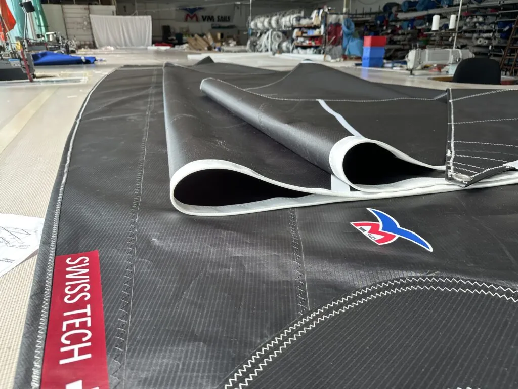 Neu bei VM-Sails: Black Racing Dacron von Contender im Crosscut-Schnitt