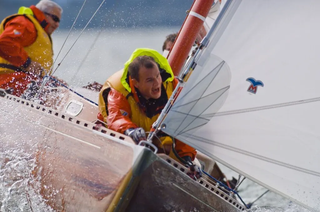 Offshore Line – Segel mit VM-Sails-Logo bei viel Wind