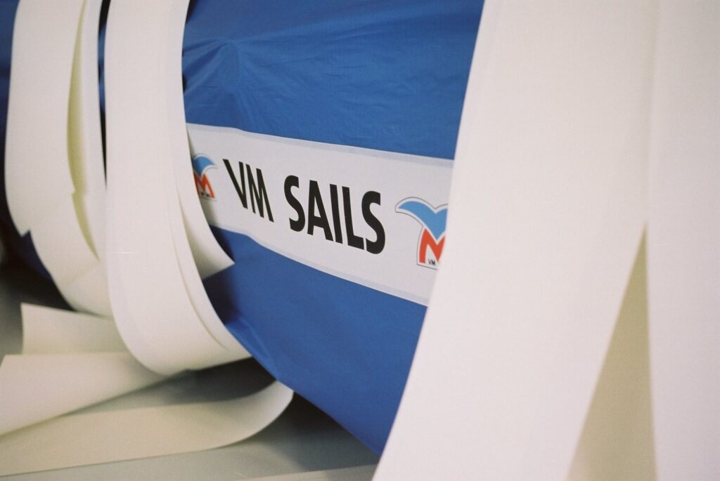 Segeltuch mit VM-Sails-Logo von der Rolle